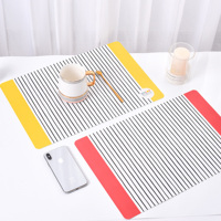 Set de table gris en PVC imprimé avec motif végétal moderne, imperméable, 30x44cm