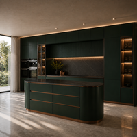 Gabinetes de Cocina Personalizados con Isla Curva, Frentes Lacados sin Tiradores y Almacenamiento con Iluminación
