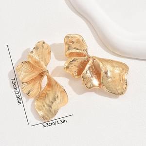 أقراط نسائية أنيقة للحفلات والسهرات بتصميم زهور بسيط وشخصي، أقراط معدنية متعددة الطبقات بأسلوب فريد، مبيعات بالجملة رائجة - Product Image 5