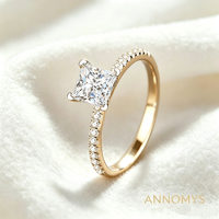 Bague Solitaire Moissanite en Argent Sterling 925 Plaqué Rhodium avec Pavé Princesse sur l'Épaule pour Femme - Vente en Gros