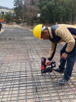 Machine à lier les barres d'armature de haute qualité avec double moteur sans balais, alimentation sans fil/à batterie, poignée antidérapante pour la construction