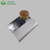 Emballage de burgers, tacos et sandwiches dans un emballage en papier d'aluminium