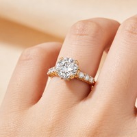 Bague de Fiançailles Personnalisée en Argent Sterling 925 Plaqué Or avec Moissanite Ronde Taillée en Gros pour Femme - Fabricant