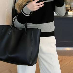 Pull <span class=keywords><strong>polo</strong></span> rayé gris et noir populaire pour la vie universitaire et le style urbain – Tendance, doux, chaud, en maille côtelé<span class=keywords><strong>e</strong></span>, idéal comme vêtement d'extérieur - Product Image 1