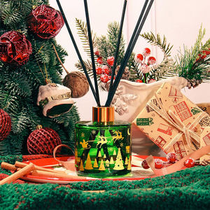 <span class=keywords><strong>Diffusore</strong></span> <span class=keywords><strong>di</strong></span> Fragranze Natalizio OEM ODM <span class=keywords><strong>con</strong></span> Etichetta Privata, Bottiglia Verde da 200ml <span class=keywords><strong>con</strong></span> Stampa Invernale Dorata, Profumo <span class=keywords><strong>di</strong></span> Legno <span class=keywords><strong>di</strong></span> Cedro Balsamico per Regali all'Ingrosso - Product Image 2