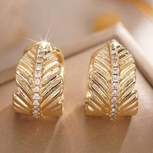 Boucles d'oreilles en forme de cœur floral ajouré pour femmes, design délicat, à porter au quotidien - Product Image 3