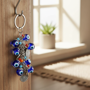 Llavero con forma de uva azul, hecho a mano, mal de ojo, NAZAR, con cuentas y figuras mezcladas - Product Image 3