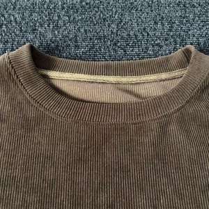 <span class=keywords><strong>Camiseta</strong></span> de pana térmica personalizable para hombre, <span class=keywords><strong>camiseta</strong></span> de manga larga holgada de felpa cálida para invierno 2025, venta al por mayor directa de fábrica - Product Image 2