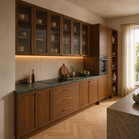 Ensemble d'armoires de cuisine modernes classiques européennes en placage de noyer avec portes en verre cannelé, quincaillerie en laiton et rangement pour garde-manger