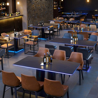 Table de bar moderne et ensemble de chaises avec éclairage LED, utilisation commerciale, structure en acier inoxydable, couleur personnalisable