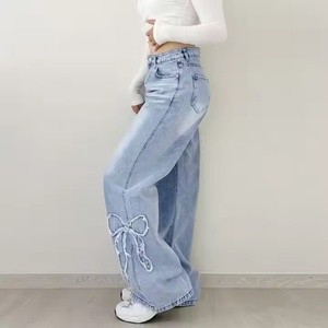 Pantalon évasé décontracté pour femme, taille haute, coupe ample, jambe large droite, en jean écologique déchiré, uni avec logo à la taille - Product Image 4