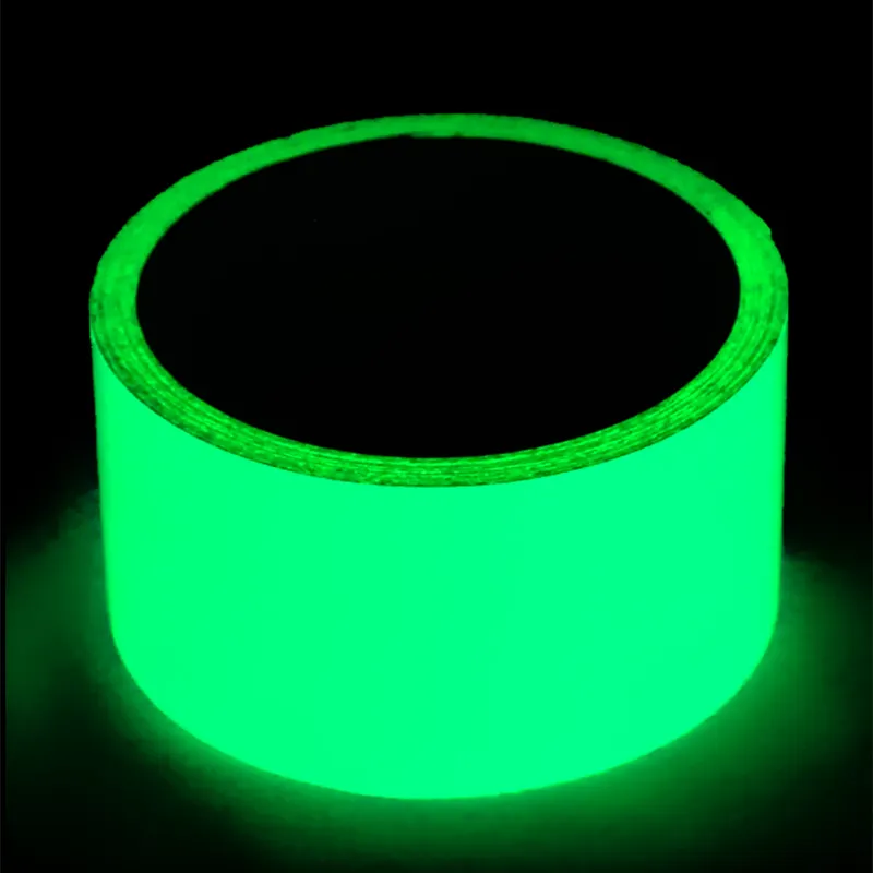 La cinta fluorescente verde adorna las pegatinas del coche y brilla en la oscuridad en brillan en la oscuridad de la cinta