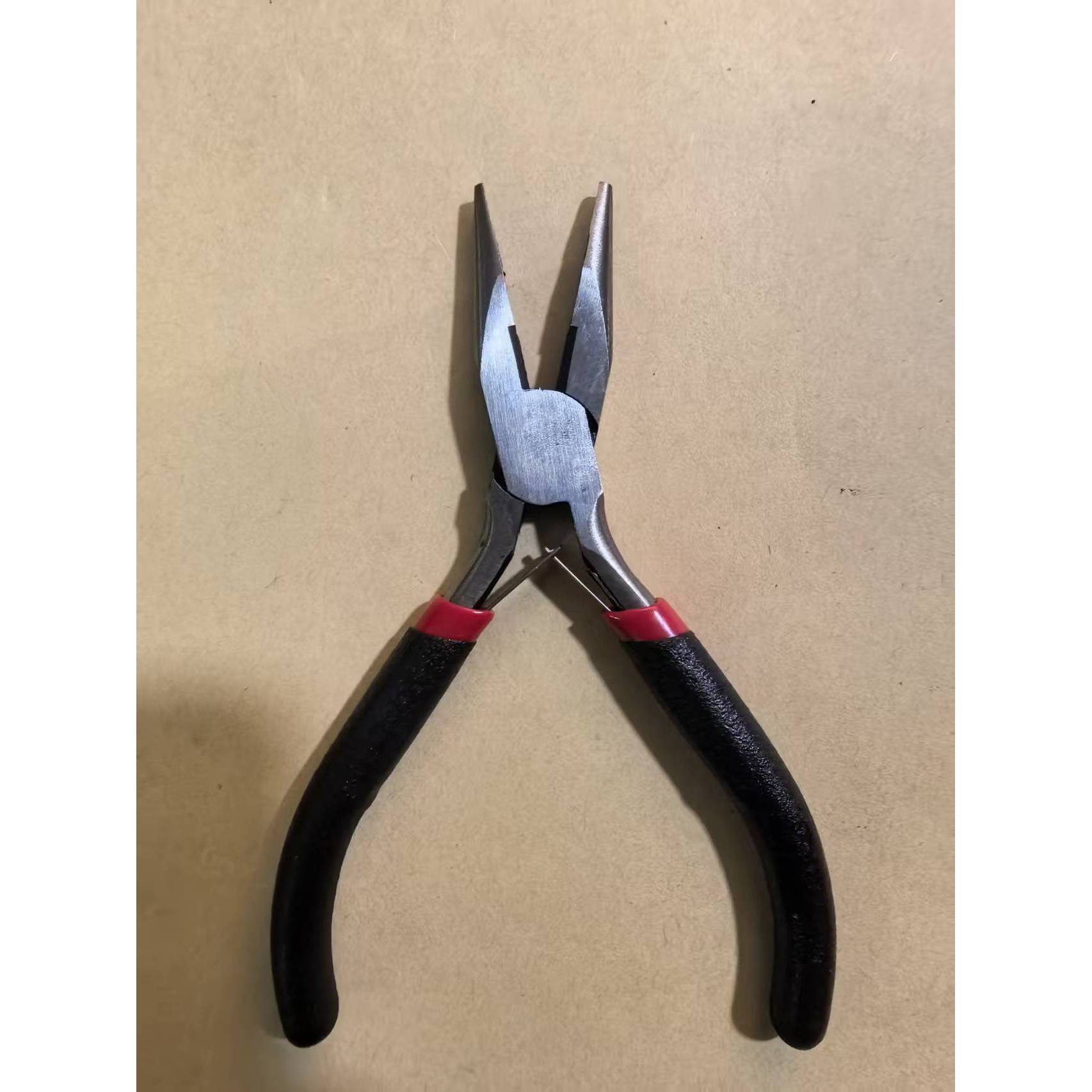 Pince à bec effilé sans dents