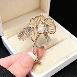 Pin de Solapa Creativo de Alta Gama con Diseño de Hoja de Ginkgo y Pedrería, Accesorio de Lujo para Camisas y Trajes - Product Image 2