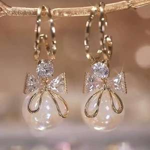 Nouveau design coréen boucles d'oreilles à la mode arc diamant strass doux Imitation perle goutte cerceau poste pour dames - Product Image 1