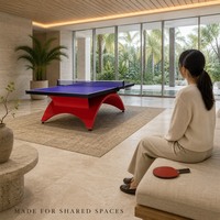 Table de tennis de table sculpturale à base arquée avec filet à fixation par pince, surface mate anti-reflet et pieds de nivellement pour club et salon intérieurs