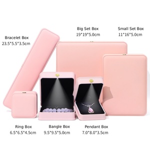 Boîte à bijoux de luxe simple personnalisée avec éclairage LED, boîte rectangulaire exquise pour pendentif, collier, bague, bracelet avec lumière LED - Product Image 4