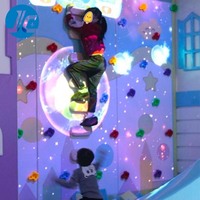 Jeu de projection d'escalade en grotte avec simulation de débris tombants et retour tactile, agilité et travail des mains et des pieds élégant