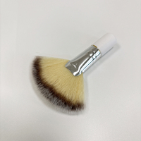 Witte superzachte gezichtsreinigingsborstel met dik, pluizig, veganistisch haar, handvat voor concealer en lippenbalsem.