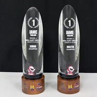 Trophée en cristal cylindrique transparent personnalisé avec logo découpé et base en bois pour la commémoration et l'hommage personnel