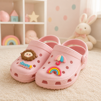 Breloques de chaussures en PVC de luxe personnalisées avec logo d'usine OEM pour sabots, vente en gros, dessus souple avec boucle à bouton et appliques florales