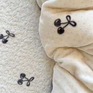 Parure de lit quatre pièces Waxy Ji Automne Hiver, style simple et frais, motif cœur de fille, en <span class=keywords><strong>velours</strong></span> chaud rembourré avec teinture réactive - Product Image 3