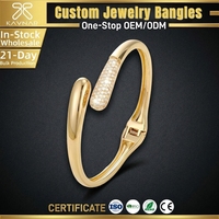 KAVANR BSS00037 Bracelet jonc en acier inoxydable 316L pour femme, plaqué or 18 carats, avec zircone cubique, design asymétrique croisé, sans nickel, tendance, pour soirée, vente en gros