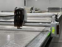 La dernière machine de découpe de tissu non tissé entièrement automatique pour tapis de vêtements siège de canapé jouet en 2024
