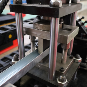 Sản xuất tại Trung Quốc Hoàn toàn tự động tấm thạch cao treo trần khung nhôm CD & UD hồ sơ CuộN cựu máy - Product Image 5