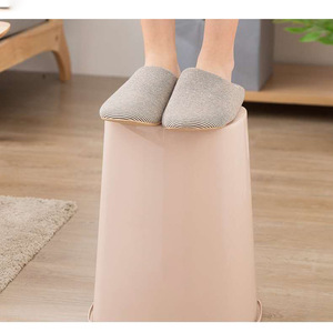 Poubelle rectangulaire à couvercle rabattable 10L pour usage intérieur, chambre, toilettes, cuisine - Product Image 3