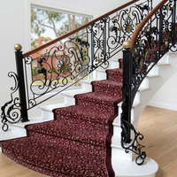 Balustrade simple et rustique en fer forgé / Rampe d'escalier fixée au sol avec design résistant à la rouille pour usage hôtelier / Main courante d'escalier