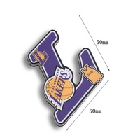 Autocollant magnétique moderne en alliage de zinc avec logo d'équipe de basketball à lettres violettes, marque privée, aimant de réfrigérateur