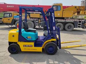Montacargas Komatsu FD25 Diésel de 2.5 Toneladas Usado, con Certificado CE, Alta Eficiencia, Mástil Extendido, para Trabajo Todoterreno - Product Image 3