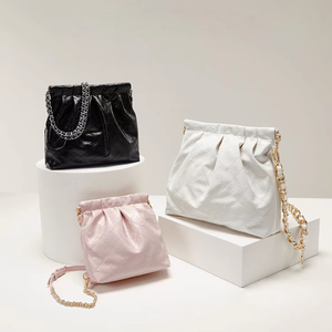 Bolso Estilo Wanderer de Gran Capacidad con Correa de Cadena, Versátil como Bolso de Mano, Bandolera y Mochila para Mujer - Product Image 6