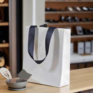 Sac de shopping en papier d'art personnalisé de luxe avec ruban, estampage à chaud et sérigraphie pour l'emballage de chaussures, de fourrures et de chaussettes, idéal pour les promotions d'expédition - Product Image 1