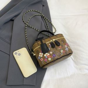 Bolso de Mano Geométrico Vintage 2025 para Mujer con Remaches y Cadena Decorativa, Cierre de Cremallera Resistente, Diseñado por el Diseñador de la Marca - Product Image 3