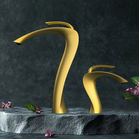 Robinet de lavabo de salle de bain monté sur le pont en laiton européen antique artistique poignées simples luxe col de cygne doré oiseaux