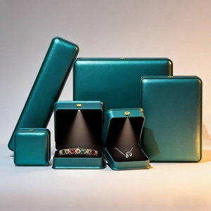 Boîte à bijoux de luxe simple personnalisée avec éclairage LED, boîte rectangulaire exquise pour pendentif, collier, bague, bracelet avec lumière LED - Product Image 1