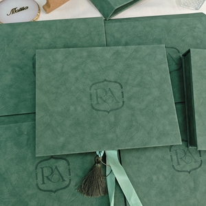 Caja de Invitación de Boda en Cuero Sintético Verde Salvia, Monograma Personalizado en Relieve, Borla, Cinta Floral, Cajas de Invitación para Bodas en Jardín o Bosque - Product Image 2