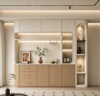 Buffet moderne en crème avec design incurvé, meuble de salle à manger sur toute la longueur de la pièce avec étagères de présentation