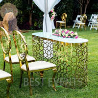 Décoration d'étape de conception unique mariée et marié asseyant la table d'amoureux pour épouser