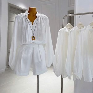 Ensemble deux pièces taille haute pour femme, short au-dessus du genou, en coton tissé uni, coupe classique, col en V, design élégant et personnalisé - Product Image 1