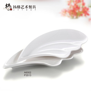 Assiette en mélamine en forme de feuille Yangge P4312 P4314 P11614 P11612 P11610, vaisselle moderne blanche pour les fêtes et les repas - Product Image 3
