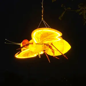 ضوء LED ساحر يعكس رمير النحل يضفي ملمسًا غريبًا على شاشات الإضاءة لعطلات السنة يجذب الانتباه ويسعد الزوار