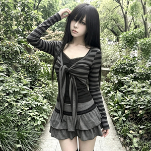 ชุดเซ็ตเสื้อสายเดี่ยวคอวีลายทางผ้าลูกไม้ กระโปรงมินิสั้นทรงระบาย เอวต่ำ สไตล์วินเทจ Y2K ชุดสองชิ้นที่ช่วยเสริมรูปร่างให้ดูดี - Product Image 2