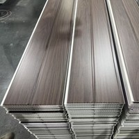 Panneaux de plafond en PVC imperméables à grain de bois décoratifs modernes, directement de l'usine, dalles de plafond intérieures stratifiées pour salle de bain