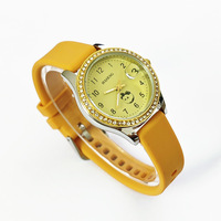 Jam Tangan Wanita Modis Jam Tangan Kuarsa Trendi Casing Aloi Berlian Imitasi Tali Silikon Kalender Dial Bulat 30Mm Grosir
