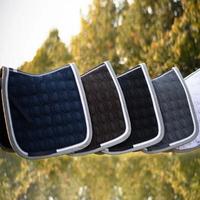 Vente en gros d'usine : Tapis de selle pour cheval durable, coussin de selle équestre anti-rayures, tapis d'équitation personnalisable en taille et logo