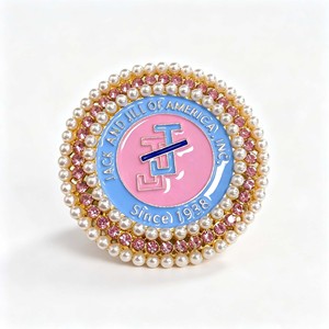 Spilla da bavero all'ingrosso Jack and Jill of America 1938 con perle, strass e smalto rosa e blu per confraternite - Product Image 1