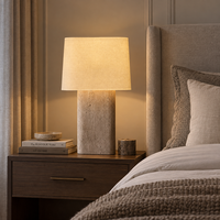 Lampe de table moderne minimaliste avec base en pierre et abat-jour en tissu, idéale pour chambre à coucher, chevet, salon, villa, hôtel, restaurant et projets.